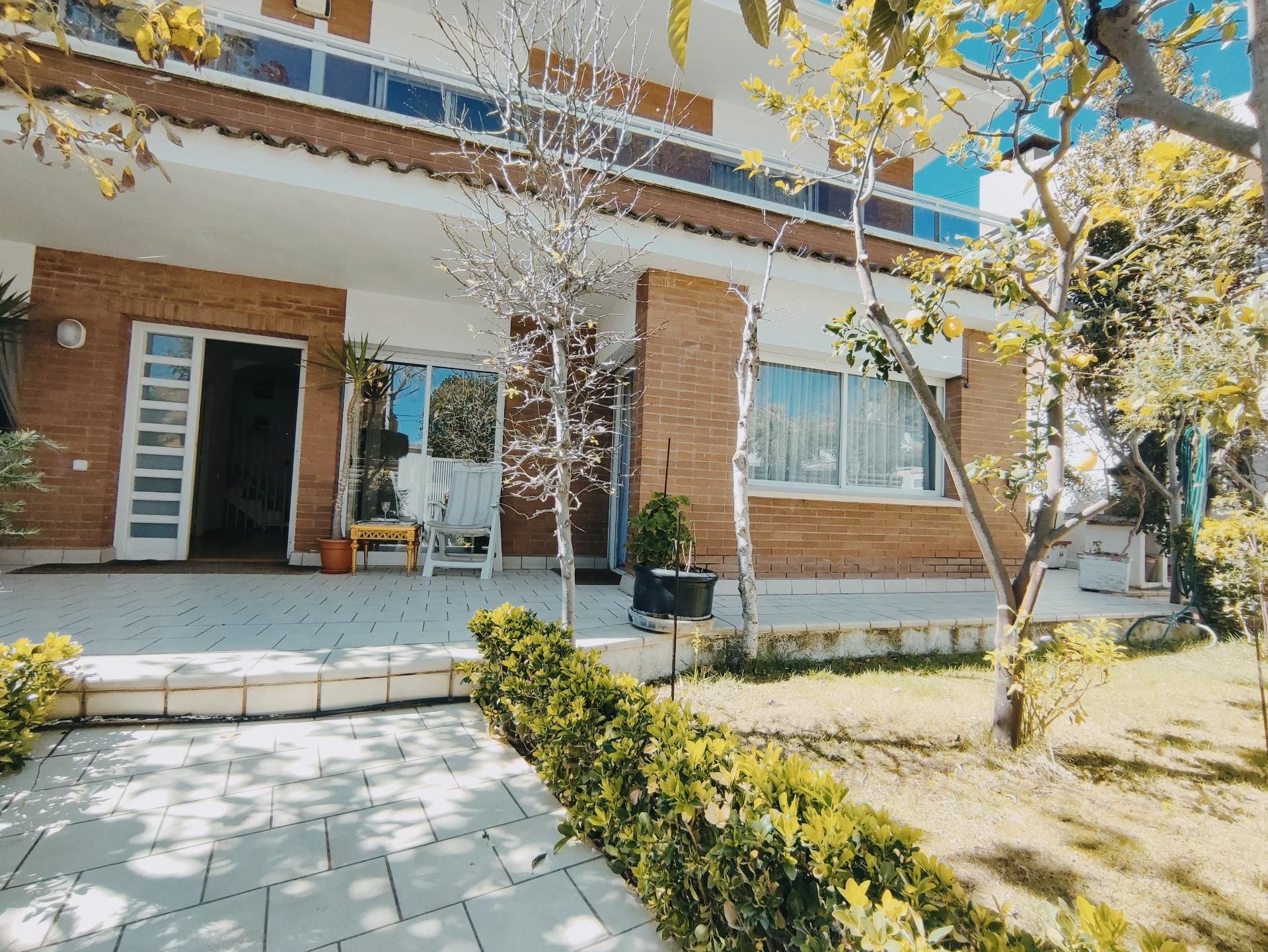 Vista exterior de Casa adosada en venda en Cambrils amb Calefacció, Jardí privat i Terrassa