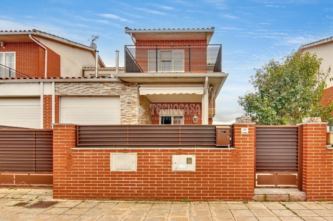 Vista exterior de Casa o xalet en venda en San Morales amb Calefacció, Jardí privat i Terrassa
