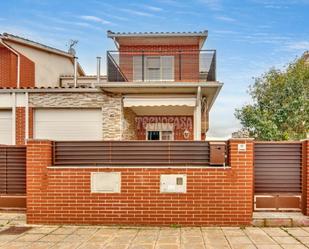 Vista exterior de Casa o xalet en venda en San Morales amb Calefacció, Jardí privat i Terrassa