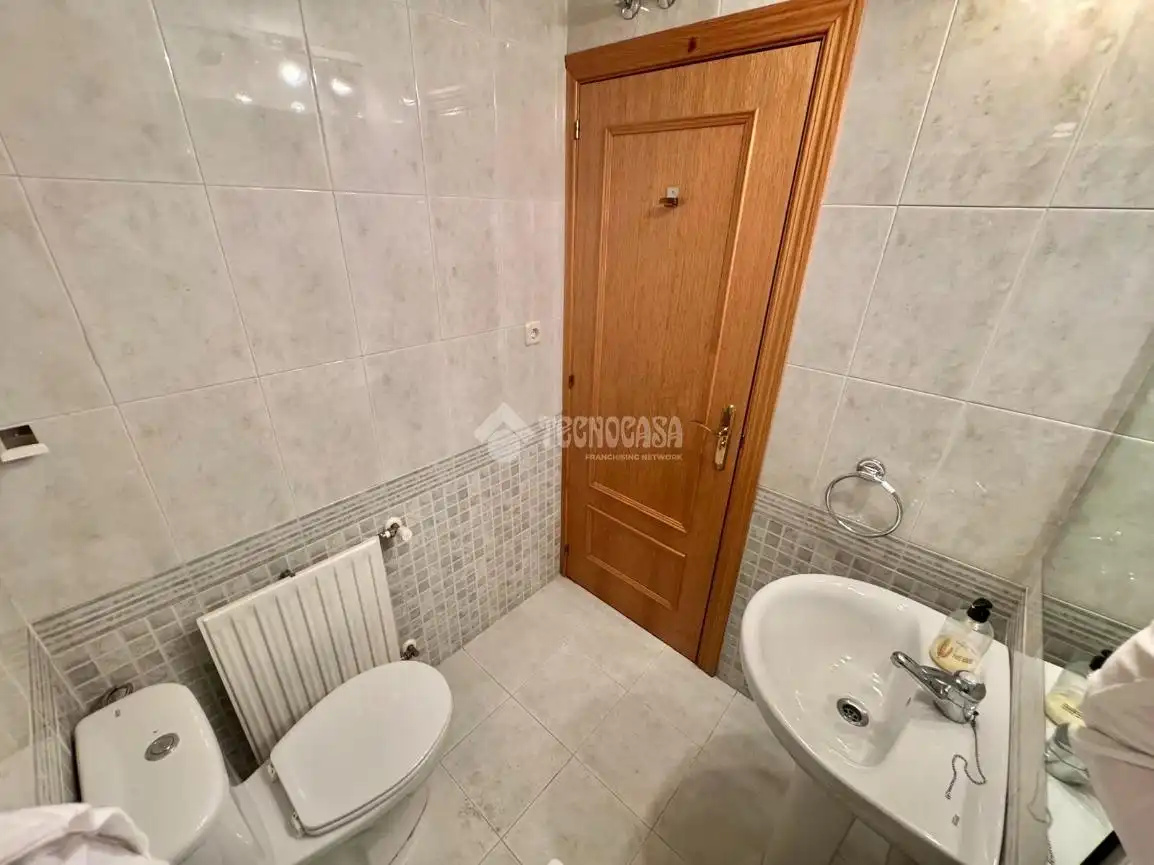 Bathroom of Flat for sale in Madrid  with Heating and Community pool