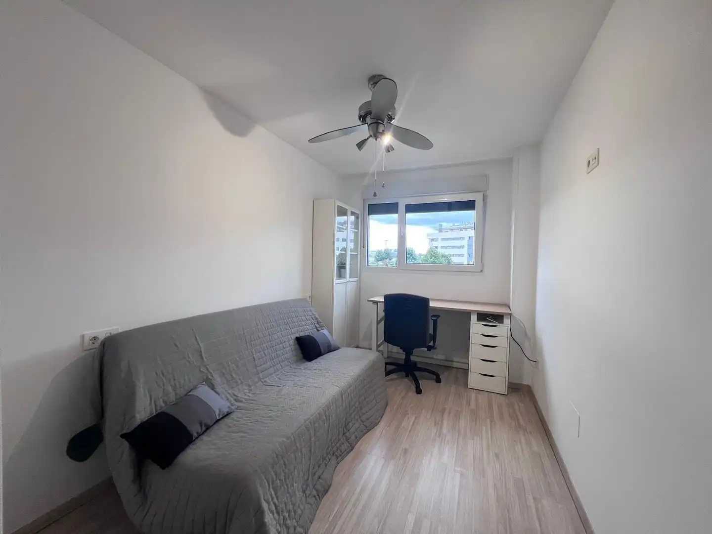 Habitación de Piso de alquiler en Oviedo  con Calefacción, Terraza y Trastero
