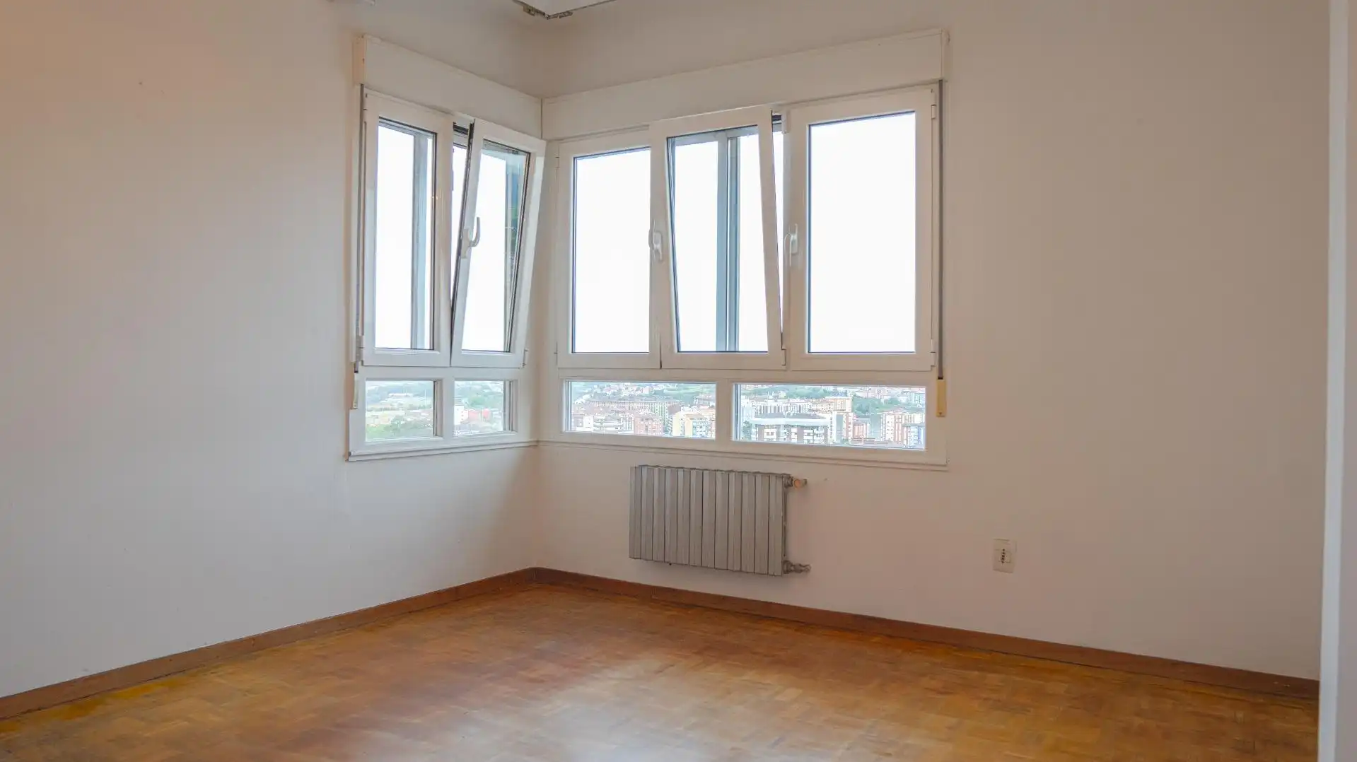 Habitación de Ático en venta en Avilés con Calefacción y Balcón
