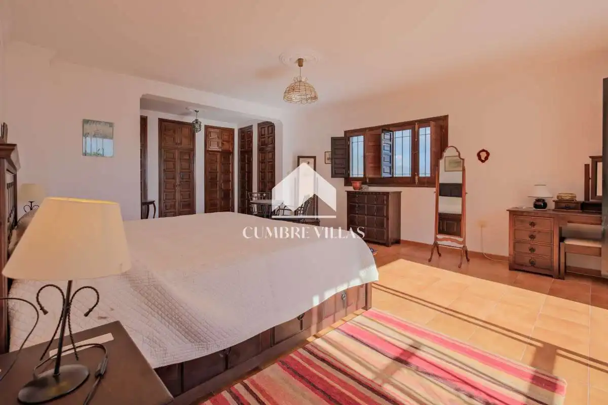 Dormitori de Casa o xalet en venda en Nerja amb Jardí privat i Terrassa