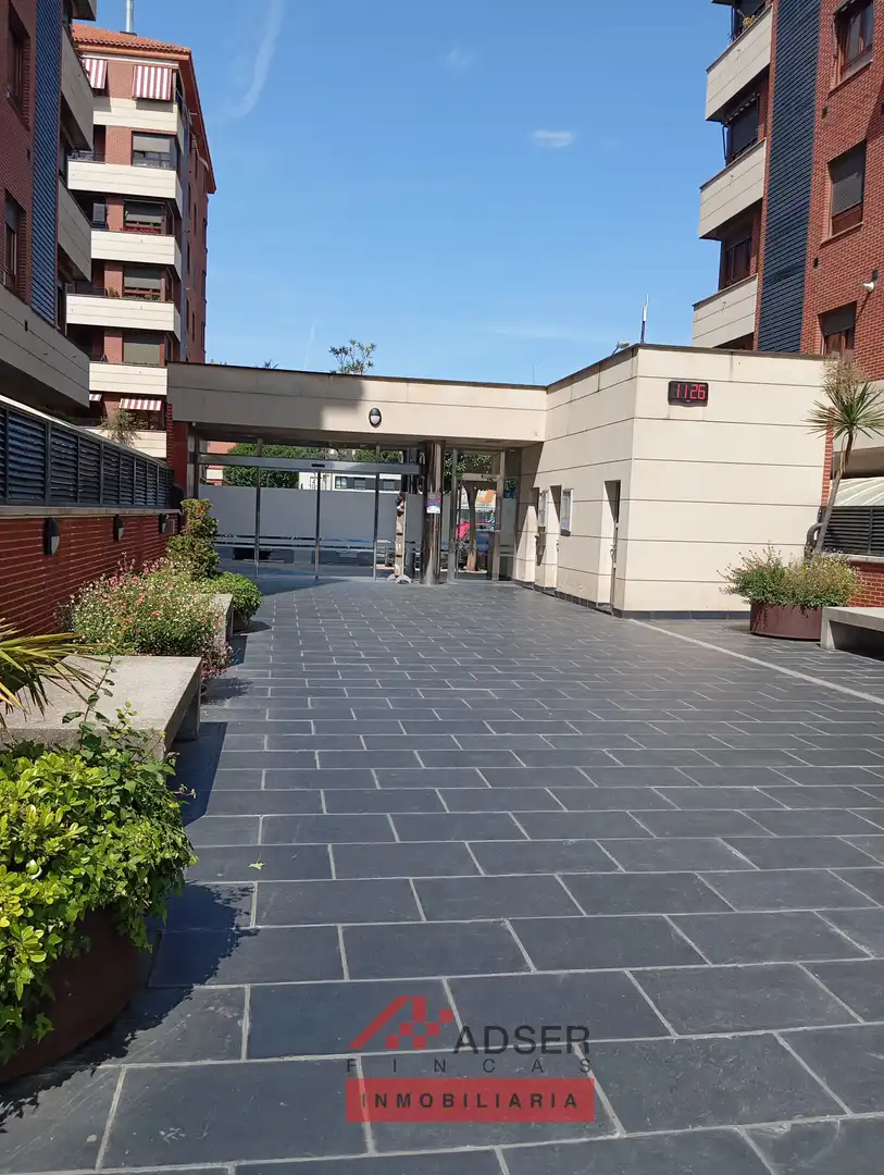 Vista exterior de Piso en venta en  Logroño con Calefacción, Jardín privado y Parquet