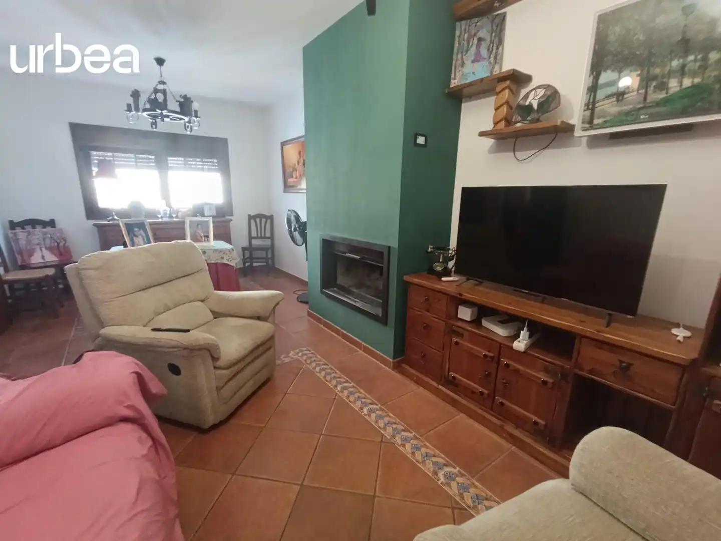 Sala d'estar de Casa adosada en venda en Pizarra amb Aire condicionat, Terrassa i Jacuzzi
