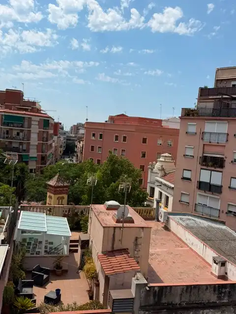 Vista exterior de Pis en venda en L'Hospitalet de Llobregat amb Terrassa i Balcó