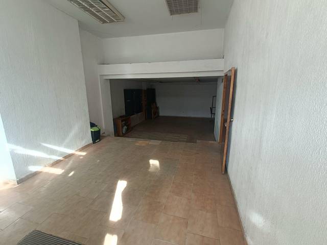 Local comercial en Venta en Avenida de Rafael Alberti en Palomeras Sureste