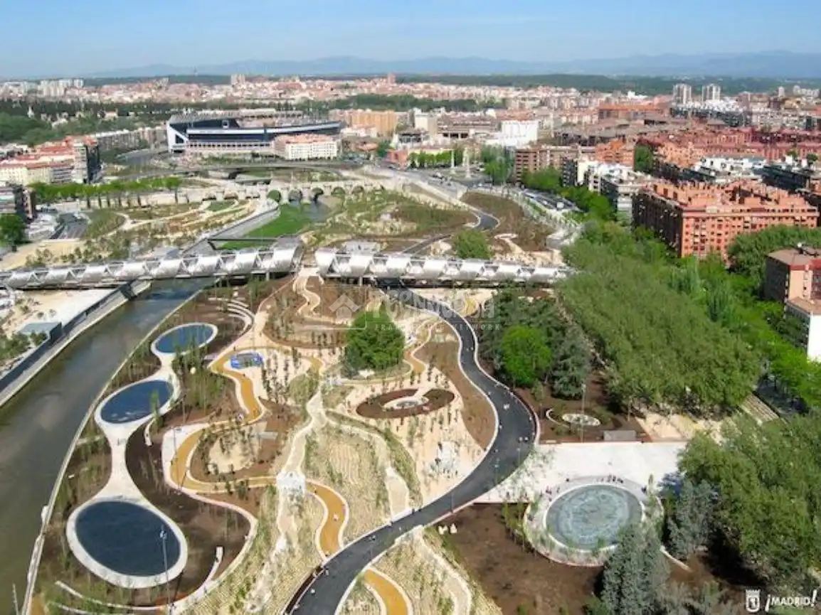Außenansicht von Wohnung zum Verkauf in  Madrid Capital mit Klimaanlage, Heizung und Alarm