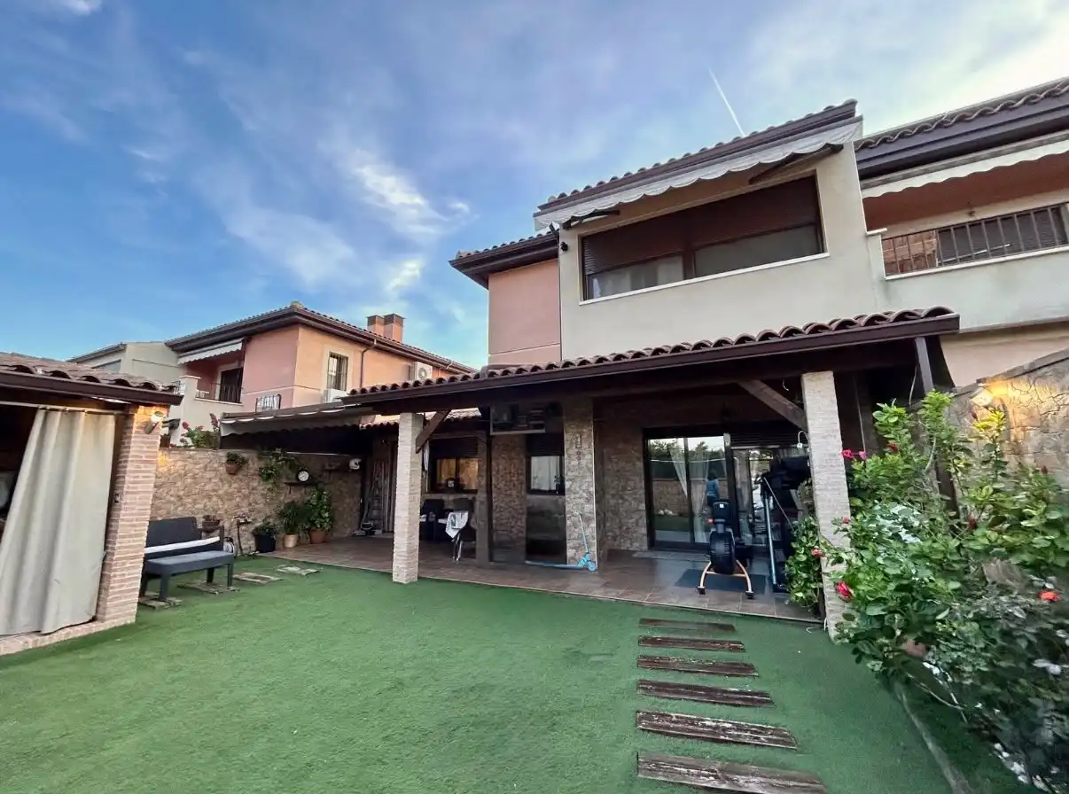 Casa bifamiliare con piscina in vendita a Carrer de Centaure
