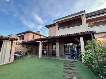 Casa bifamiliare con piscina in vendita a Carrer de Centaure