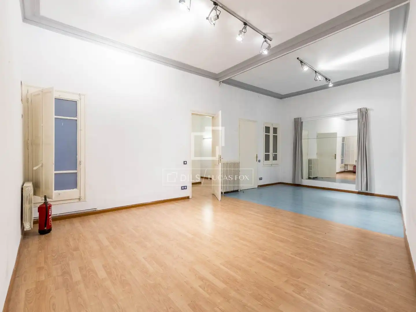 Flat for sale in Barcelona  with Air Conditioner and Heating
