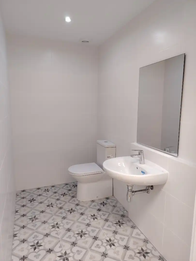Badezimmer von Geschaftsraum zur Miete in Barcelona mit Parkett