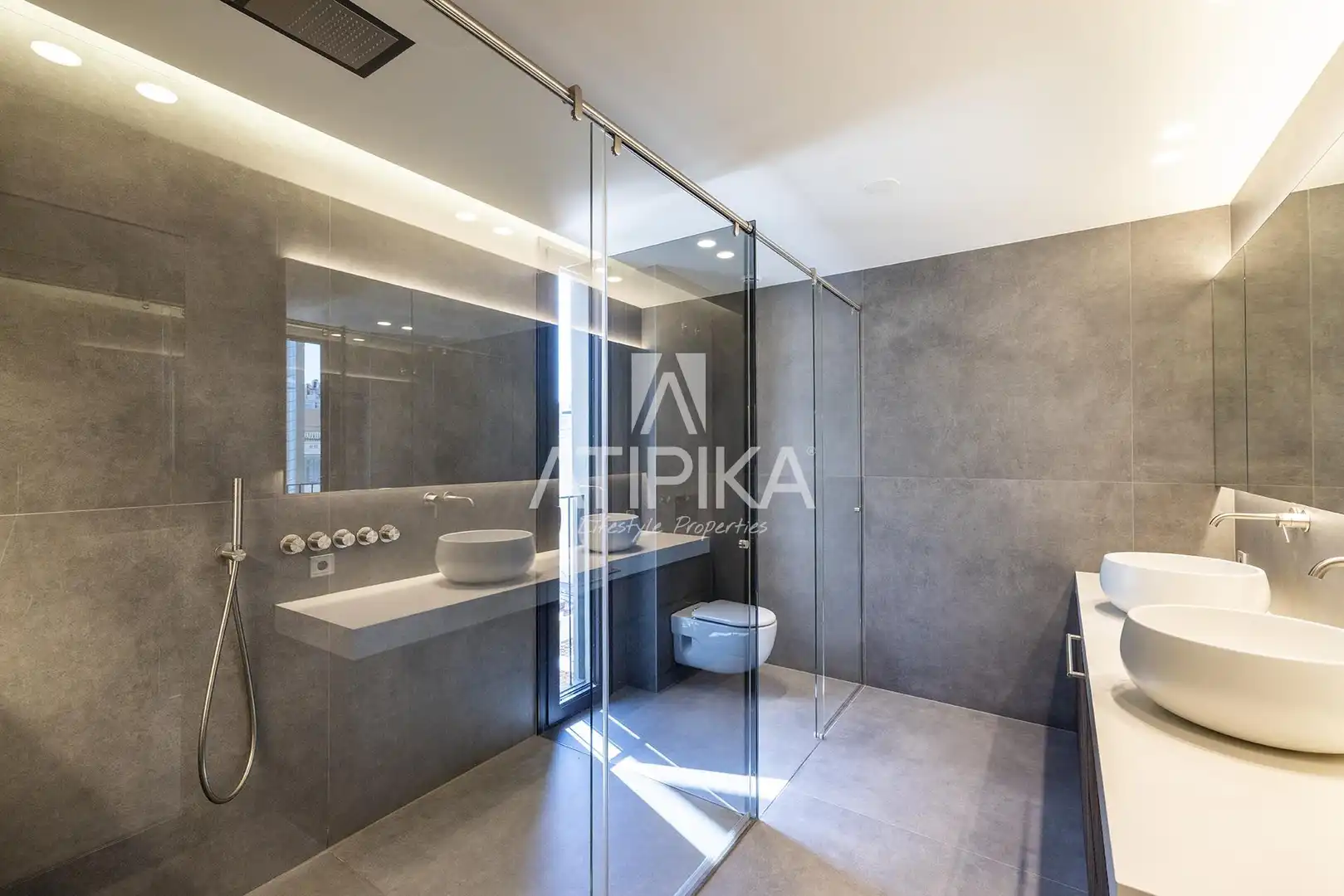 Badezimmer von Dachboden zur Miete in Barcelona mit Klimaanlage, Terrasse und Ofen