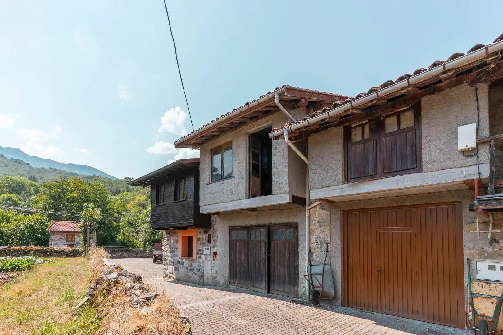 Vista exterior de Casa o xalet en venda en Sobrescobio amb Balcó