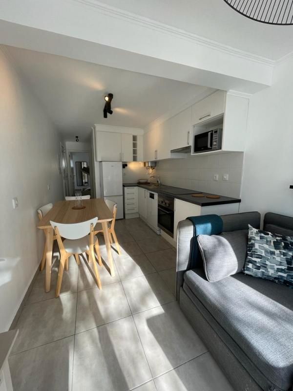Cuina de Apartament de lloguer en  Madrid Capital amb Aire condicionat, Moblat i Es permeten mascotes