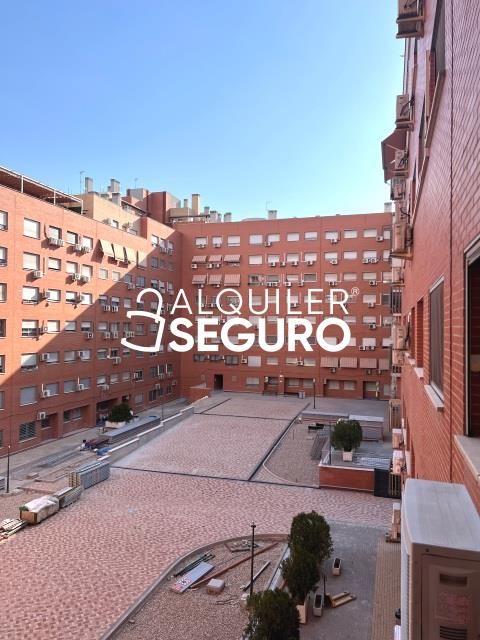 Exterior view of Flat to rent in  Madrid Capital  with Heating and Furnished
