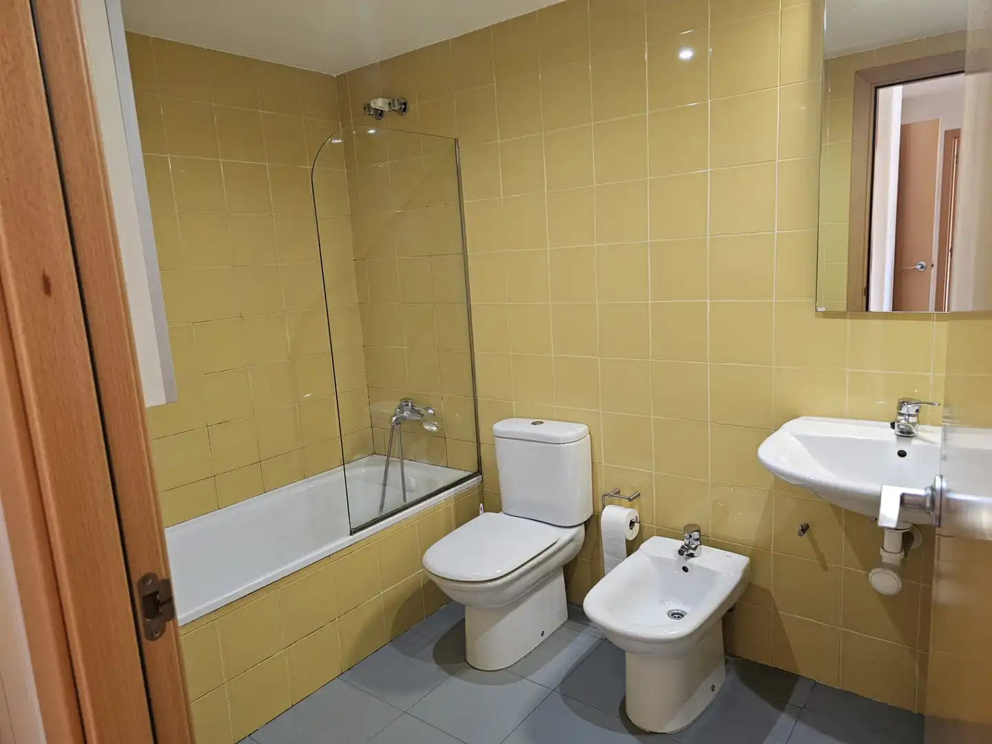 Bathroom of Flat for rent in Sant Andreu de la Barca  with Air Conditioner, Oven and Balcony