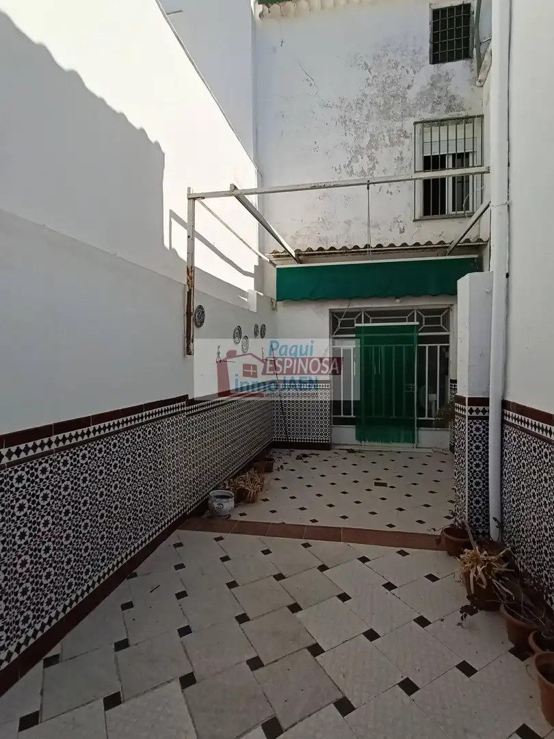 Vista exterior de Casa o xalet en venda en Torredonjimeno amb Traster