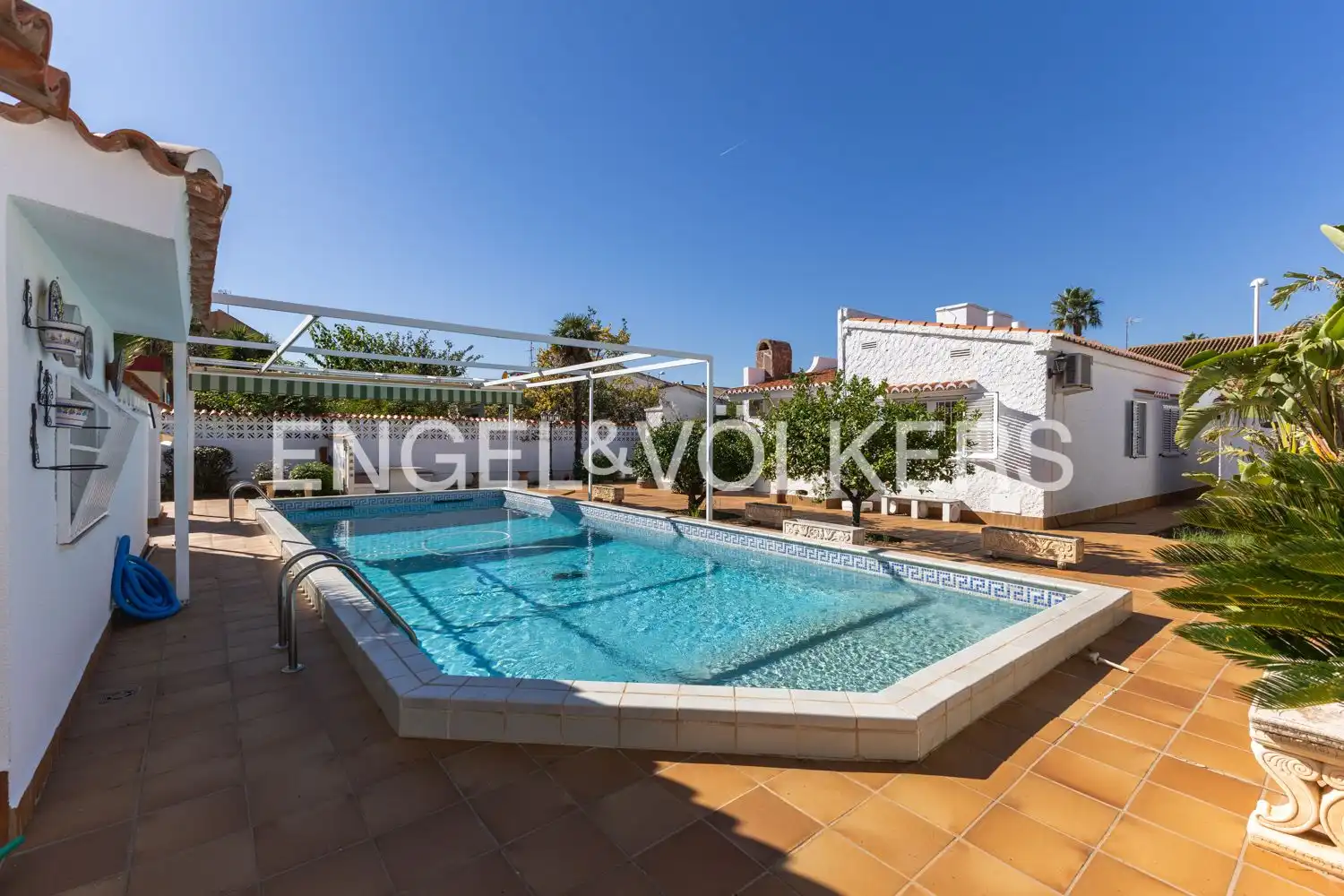 Piscina de Casa o xalet en venda en Sagunto / Sagunt amb Aire condicionat, Calefacció i Jardí privat