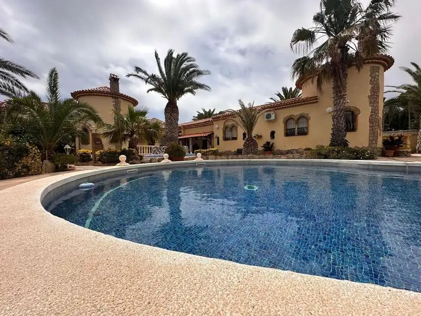 House with pool for sale in Miami Platja