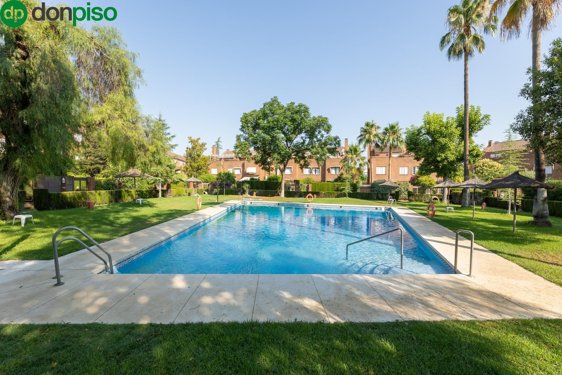 Schwimmbecken von Einfamilien-Reihenhaus zum Verkauf in  Granada Capital mit Klimaanlage, Heizung und Privatgarten