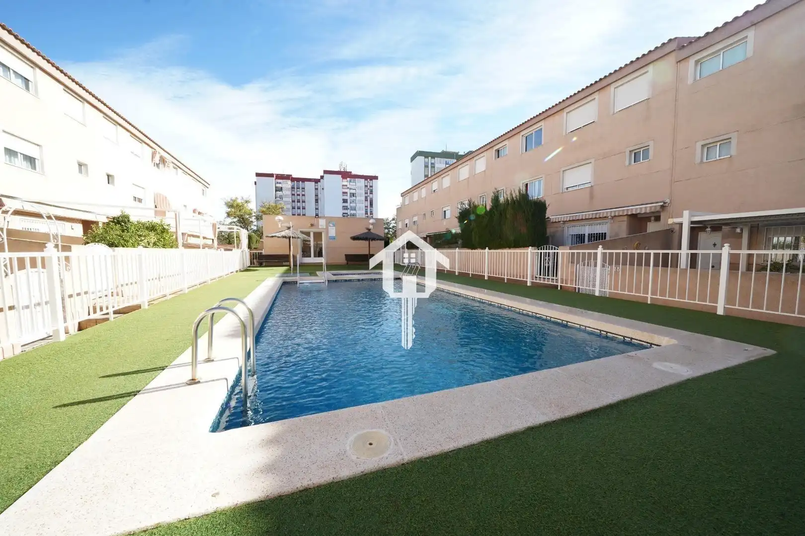 Piscina de Casa adosada en venda en Alicante / Alacant amb Calefacció, Jardí privat i Terrassa