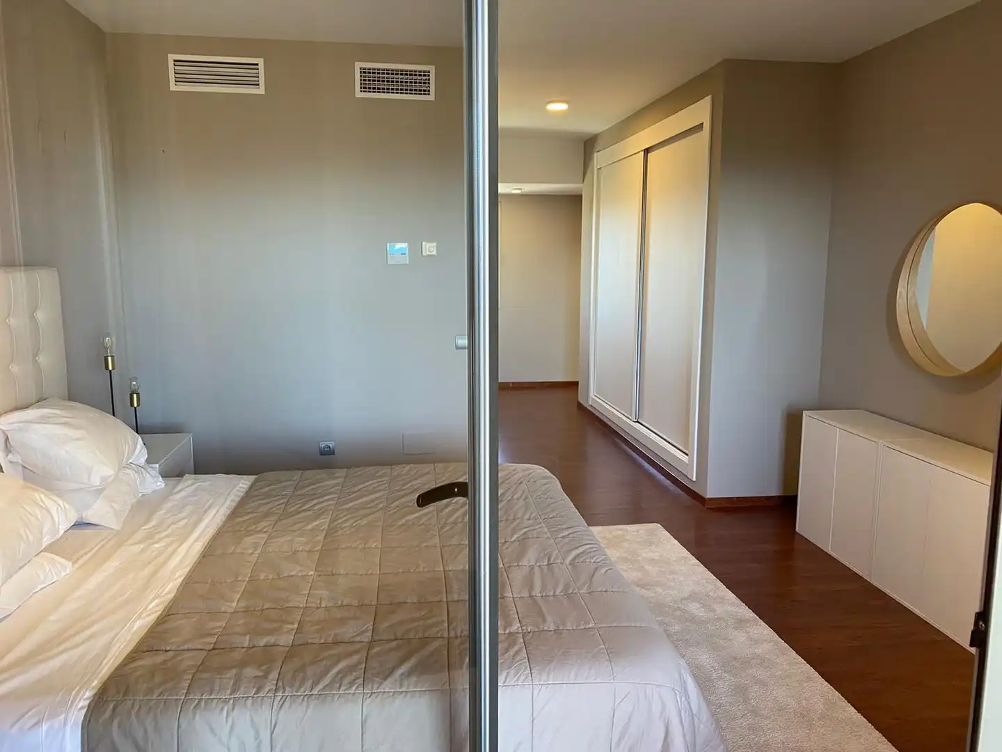 Habitación de Casa adosada de alquiler con opción a compra en Benahavís con Aire acondicionado, Terraza y Trastero