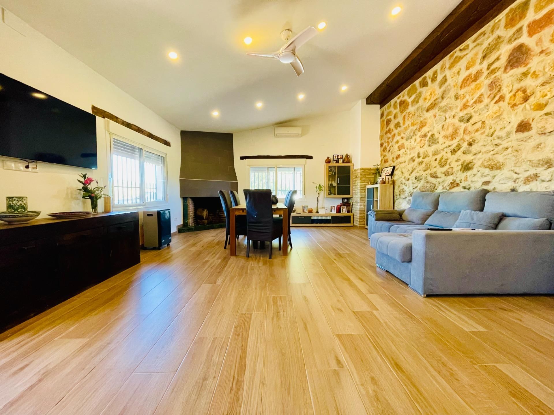Sala d'estar de Finca rústica en venda en Adamuz amb Aire condicionat, Calefacció i Jardí privat