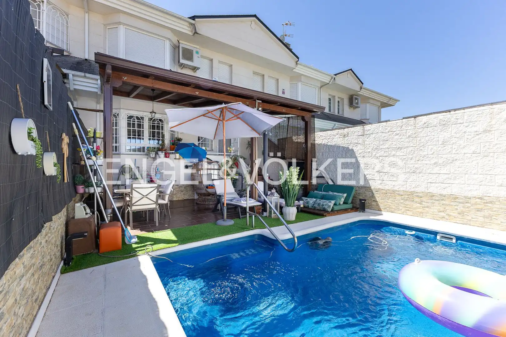Piscina de Casa adosada en venda en Mejorada del Campo amb Aire condicionat, Calefacció i Jardí privat