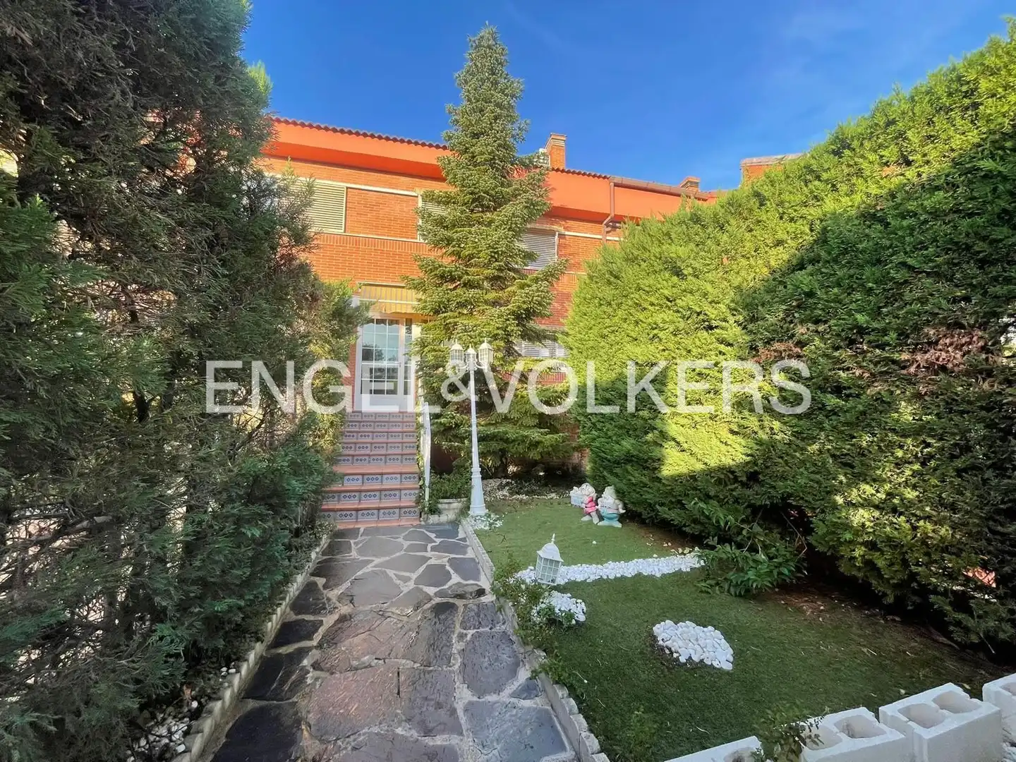 Vista exterior de Casa adosada en venda en Ciudalcampo amb Aire condicionat, Calefacció i Jardí privat