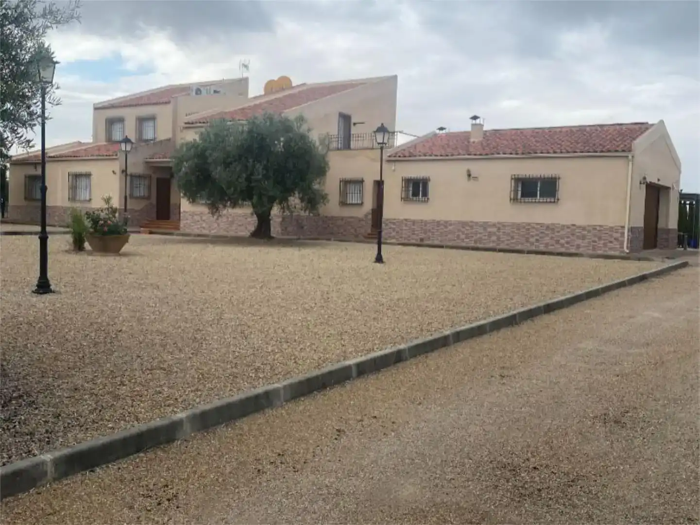 Vista exterior de Casa o xalet en venda en Fernán Caballero amb Aire condicionat, Piscina i Balcó
