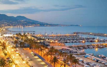 Vista exterior de Àtic en venda en Fuengirola amb Aire condicionat, Calefacció i Jardí privat