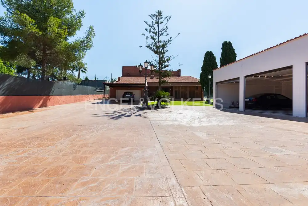 Vista exterior de Casa o xalet en venda en Paterna amb Aire condicionat, Calefacció i Jardí privat