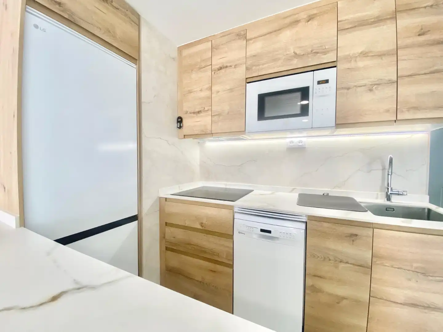 Cocina de Apartamento de alquiler en Benidorm con Aire acondicionado, Calefacción y Piscina