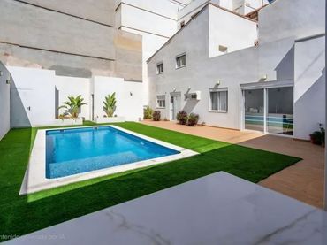 Casa con balcón en venta en Calle MAYOR DE NAZARET