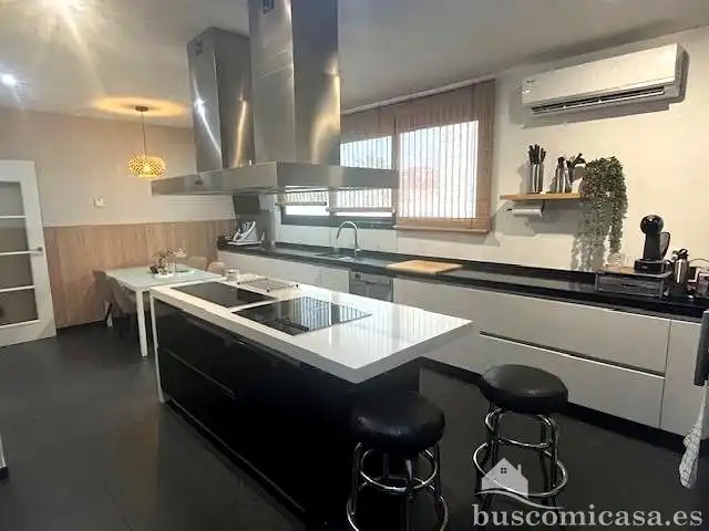 Cuina de Casa o xalet en venda en Linares amb Jardí privat, Terrassa i Piscina