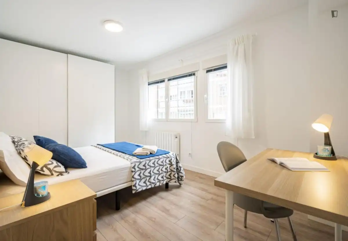 Dormitori de Apartament de lloguer en Madrid amb Calefacció, Moblat i Forn