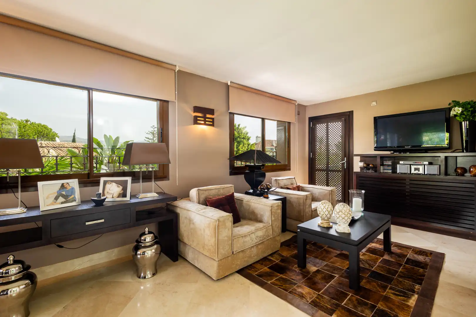 Sala d'estar de Casa o xalet en venda en Marbella amb Aire condicionat, Jardí privat i Terrassa