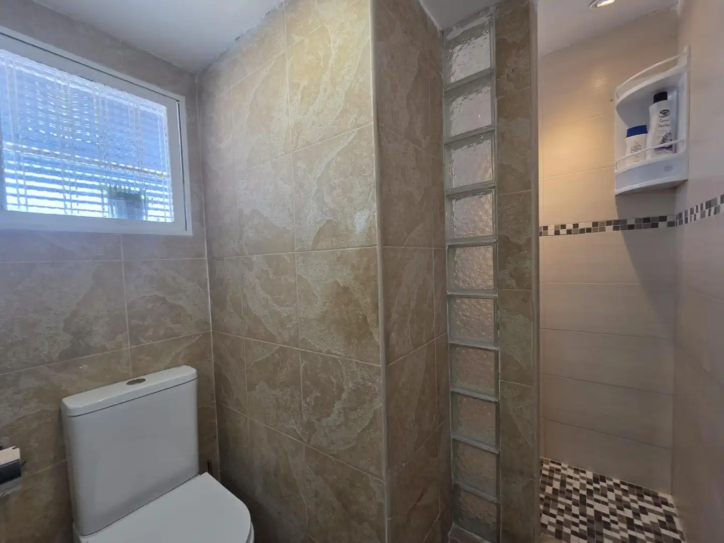 Baño de Piso de alquiler en Benalmádena con Terraza y Piscina comunitaria