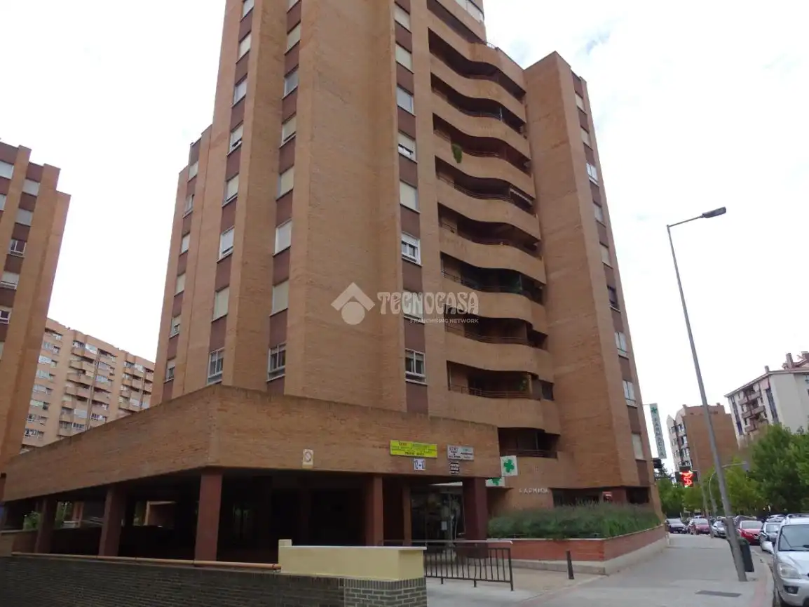 Vista exterior de Pis en venda en Valladolid amb Calefacció, Parquet i Terrassa