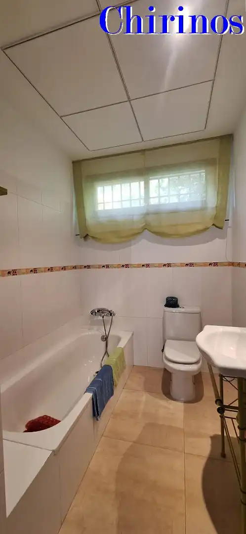Bany de Casa o xalet en venda en Córdoba amb Aire condicionat, Calefacció i Jardí privat