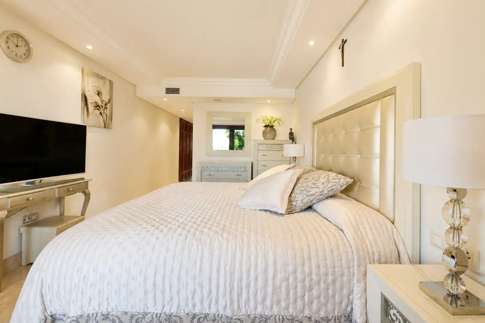 Dormitori de Apartament en venda en Estepona amb Aire condicionat, Terrassa i Moblat