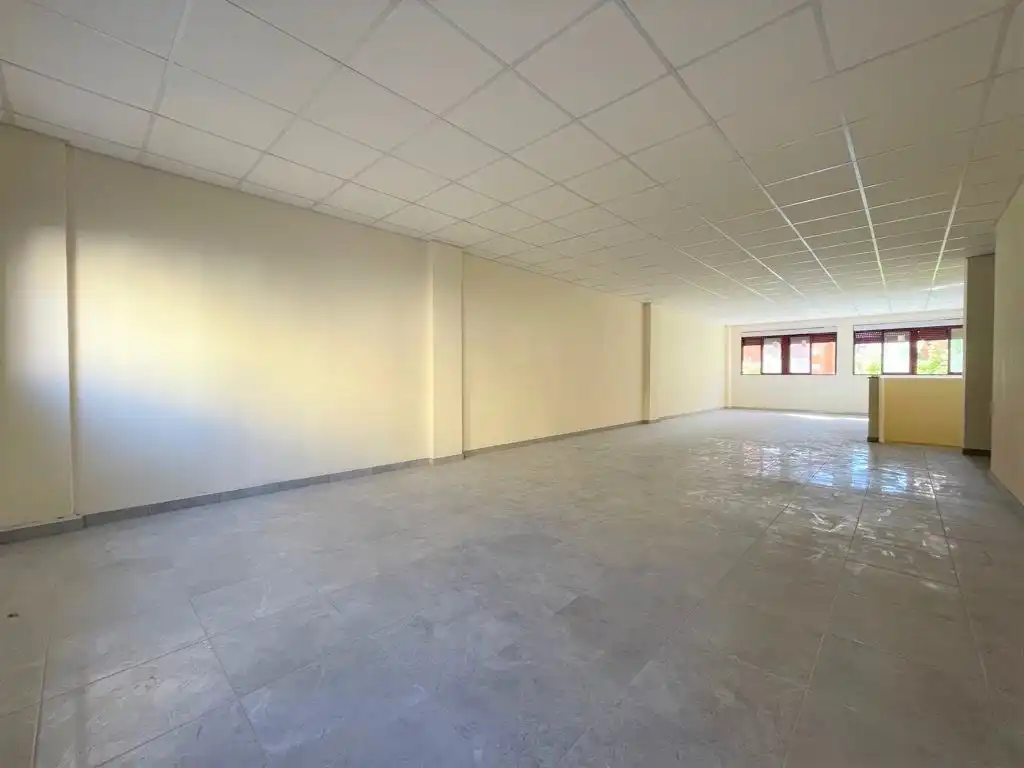 Local comercial de lloguer a Piscinas