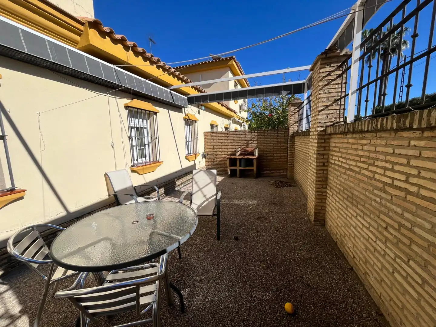 Jardí de Casa adosada en venda en Huévar del Aljarafe amb Terrassa i Balcó