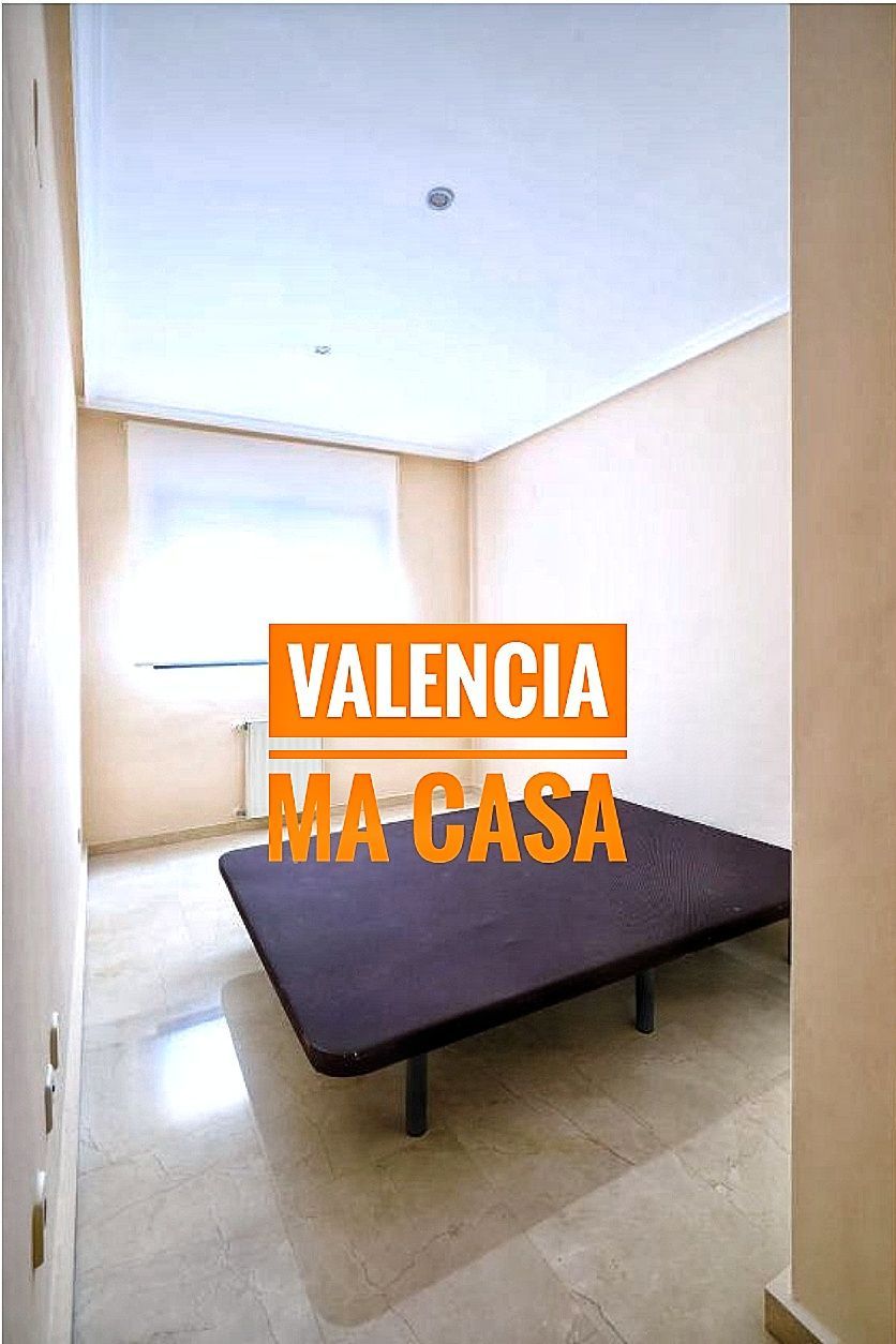 Habitación de Piso de alquiler en  Valencia Capital con Aire acondicionado, Terraza y Amueblado