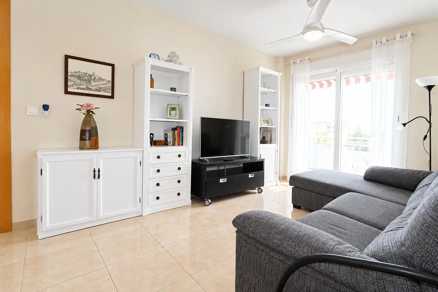 Living room of Apartments for sale in Oropesa del Mar / Orpesa  with Terrace, Furnished and Community pool