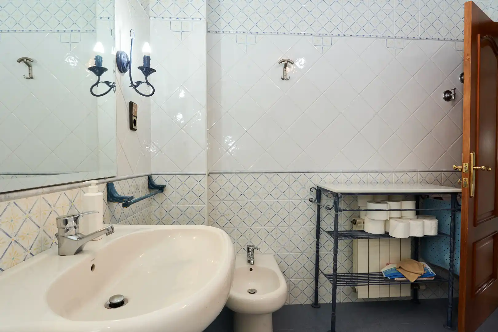 Bathroom of Detached homes for sale in Jaén  with Furnished