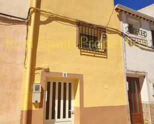 Vista exterior de Casa adosada en venda en María amb Terrassa