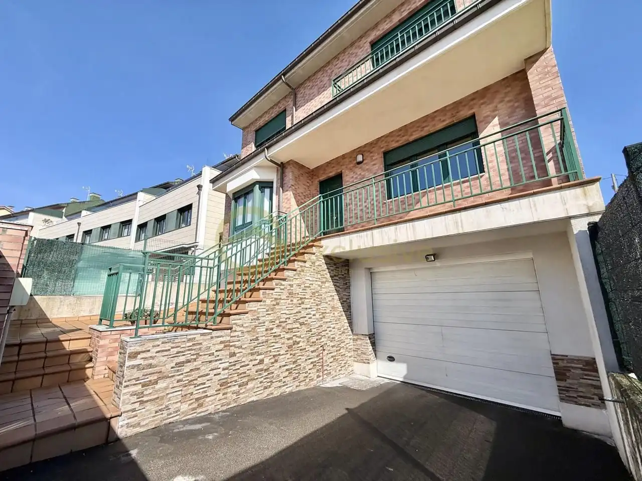 Vista exterior de Casa o chalet en venta en Avilés con Calefacción, Jardín privado y Parquet