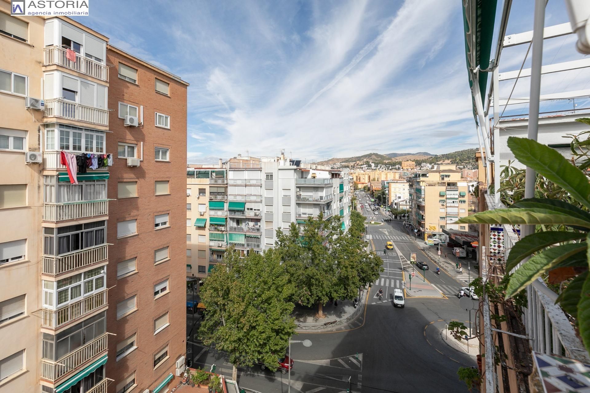 Vista exterior de Àtic en venda en  Granada Capital amb Terrassa i Balcó